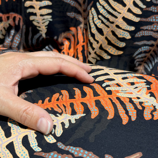 Digitrikoo: Isot lehdet, musta - oranssi - ruskea