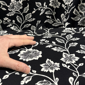 Viskoositrikoo: Valkoiset kukkaköynnökset, musta