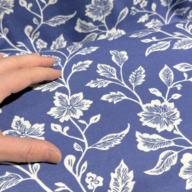 Viskoositrikoo: Valkoiset kukkaköynnökset, jeans