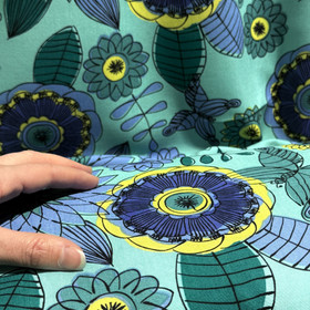 Kudottu viskoosi: Suuret piirretyt kukat, minttu - vihreä - keltainen