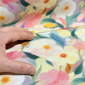 Kudottu viskoosi: Hennot kukat ja lehdet, vaaleankeltainen - violetti - pinkki