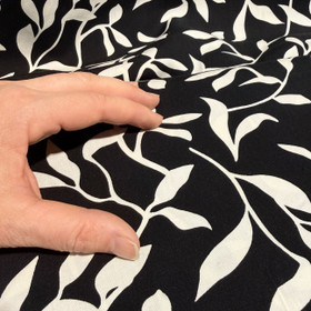Kudottu viskoosi: Valkoiset lehdet, musta - valkoinen