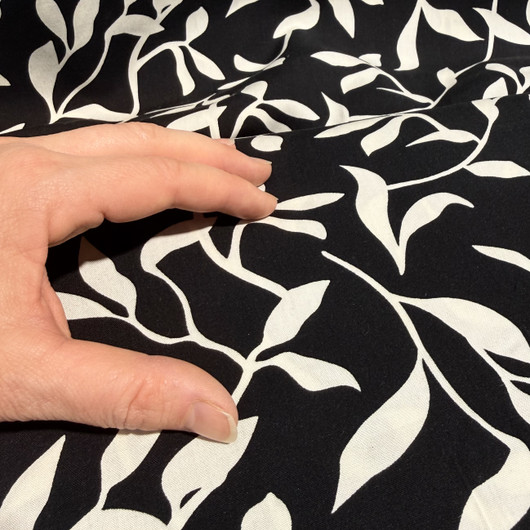 Kudottu viskoosi: Valkoiset lehdet, musta - valkoinen