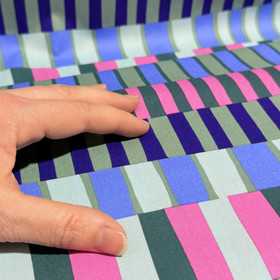 Puuvilla-viskoosi: Abstraktit raidat, murrettu vihreä - pinkki - sininen