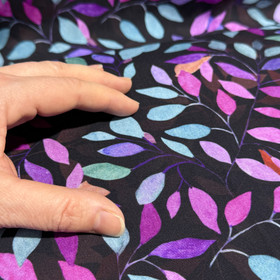 Kudottu viskoosi: Fuksiat ja turkoosit lehdet, musta 