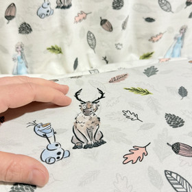 Frozen -trikookangas: Anna, Elsa ja lehdet, beige