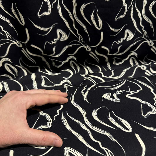 Viskoosi twill: Luonnonvalkoiset koukerot, musta - luonnonvalkoinen