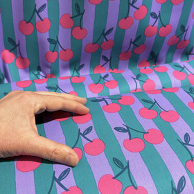 Puuvillapopliini: Kirsikat ja raidat, violetti - vihreä