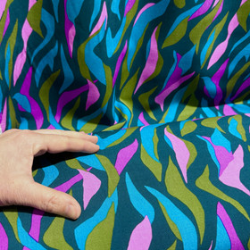 Kudottu viskoosi: Aaltoilevat lehdet, tumma petrooli - pinkki - murrettu vihreä