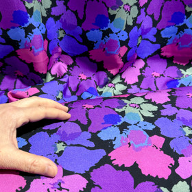 Kudottu viskoosi: Suuret violetit ja pinkit kukat, musta - violetti - pinkki