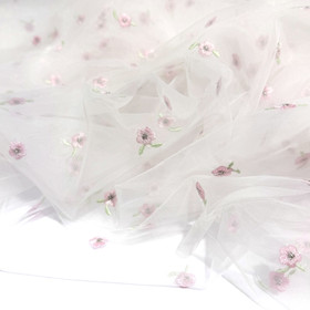 Brodeerattu pehmoinen tylli: Kukat, valkoinen - vaaleanpunainen