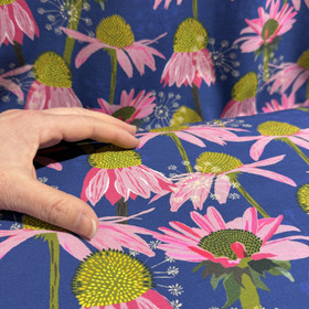 Digitrikoo: Suuret vaaleanpuna - pinkit kukat, tummansininen - murrettu vihreä