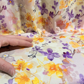 Viskoositrikoo: Violetit ja keltaiset kukat, valkoinen - vaaleankeltainen 