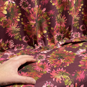 Digitrikoo: Isot tummanpuna - vihreät kukat, viininpunainen