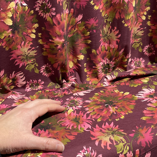 Digitrikoo: Isot tummanpuna - vihreät kukat, viininpunainen