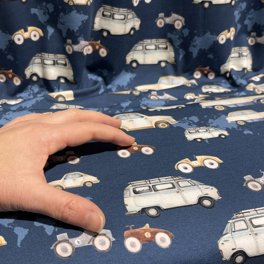 Digitrikoo: Piirretyt autot ja maailmankartta, tumma petrooli