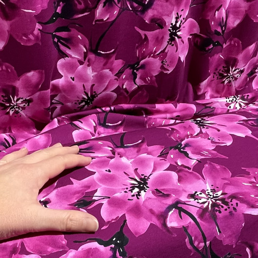 Digitrikoo: Isot pinkit kukat, fuksia - musta - valkoinen