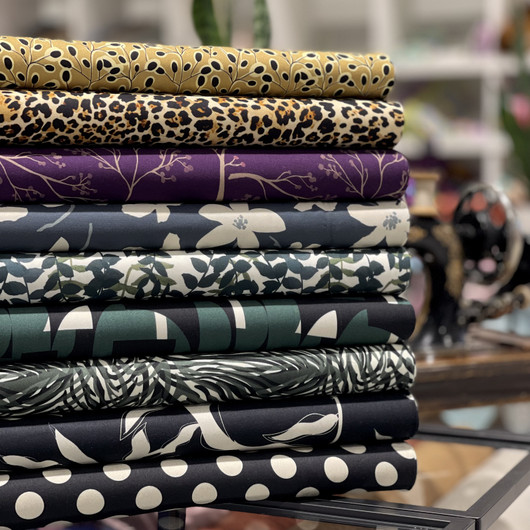 Viskoosi twill: Valkoiset suuret kukat, jeans - vaalea jeans