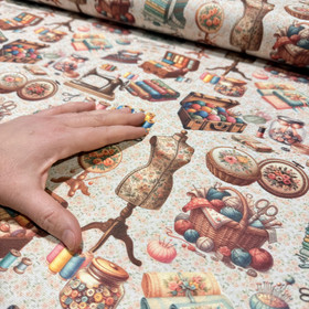 Canvas: Sovitusnukke, ompelukone ja ompelutarvikkeet, luonnonvalkoinen  - ruskea