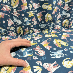 Digitrikoo: Abstraktit kissat, jeans - roosa - okra - luonnonvalkoinen