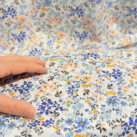 Puuvillavoilee: Pienet kukat, valkoinen - sininen - roosa - okra