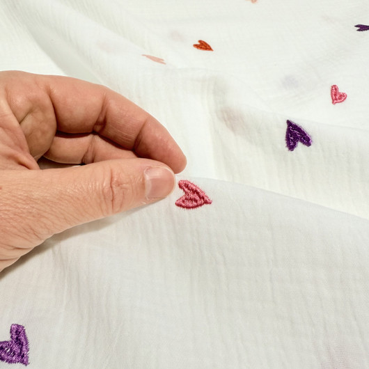 Double gauze: Brodeeratut sydämet, valkoinen - violetti vaaleanpunainen