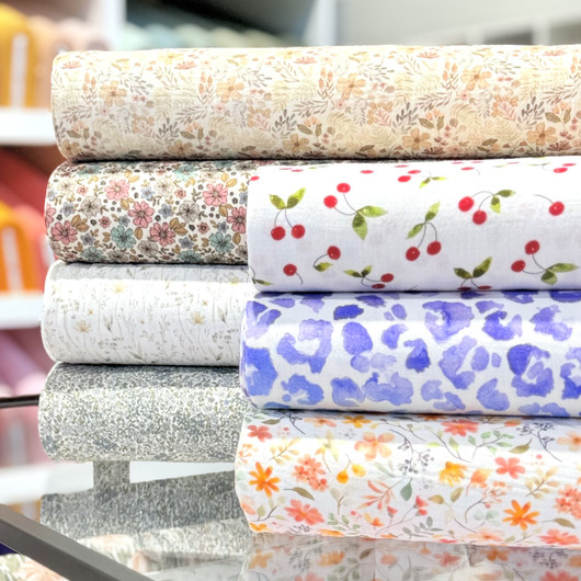 Double gauze: Minikukat ja lehdet, luonnonvalkoinen - jeans - oliivi