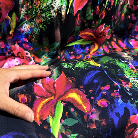 Digitrikoo: Värikkäät suuret kukat ja lehdet, musta - fuksia - sininen