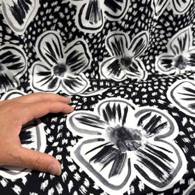 Digitrikoo: Jättikukat, valkoinen - musta - harmaa