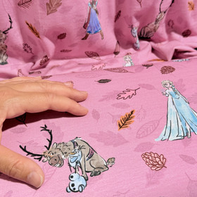 Frozen -trikookangas: Anna, Elsa ja lehdet, tumma vanha roosa