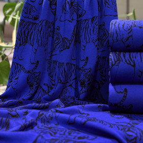 Kuviollinen merinovillaneulos: ROAR, sähkönsininen - musta