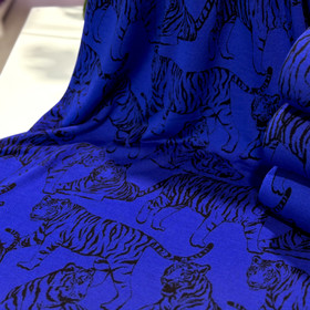 Kuviollinen merinovillaneulos: ROAR, sähkönsininen - musta