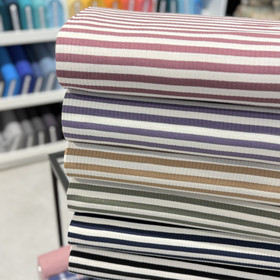 Leveä ribbitrikoo: Raidat, musta - luonnonvalkoinen 