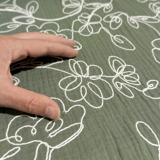 Double gauze: Kirjailtu harsokangas, armeijanvihreä