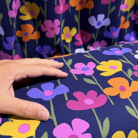 Digijoustocollege: Värikkäät kukat, tummansininen - monivärinen