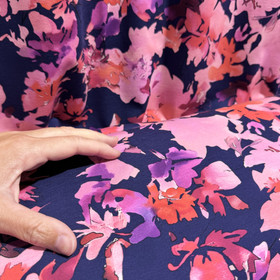 Digitrikoo: Suuret kukkakuviot, tummansininen - pinkki - violetti - punainen