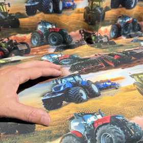 Digitrikoo: Punaiset, vihreät ja siniset traktorit pellolla, monivärinen - ruskea - okra