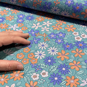 Canvas: Oranssit ja siniset kukat, murrettu turkoosi