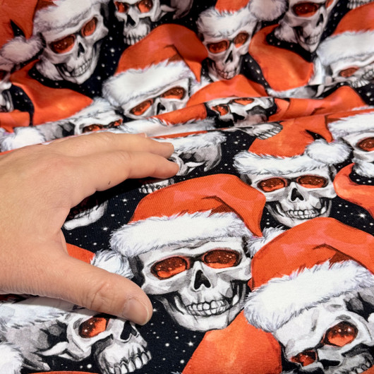 Digitrikoo: Pääkallot tonttuhatulla, musta - punainen - valkoinen