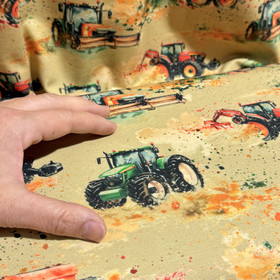 Digitrikoo: Pienet maalatut traktorit, vaalea oliivi - punainen - vihreä