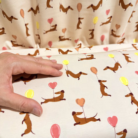 Digitrikoo: Mäyräkoirat ja ilmapallot, beige