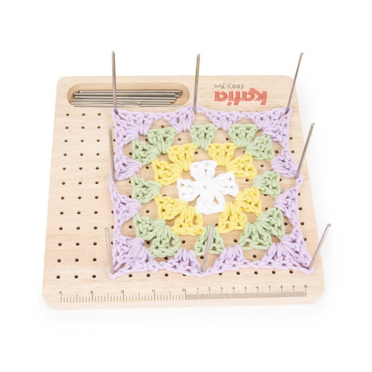 Katia: Isoäidinneliöiden pingoitusalusta 23,5 x 23,5cm