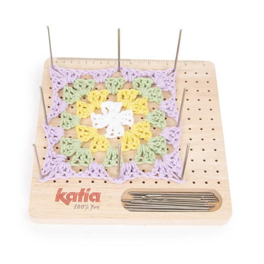 Katia: Isoäidinneliöiden pingoitusalusta 23,5 x 23,5cm