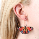 Neitoperhonen Pieni – korvakorut renkailla