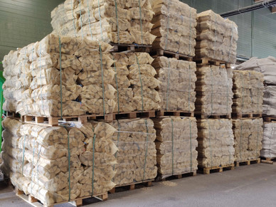 Kotimaista Koivuklapia 40kpl 40 litran verkkosäkkeihin lavalle pakattuna. Hintaa 250,-
