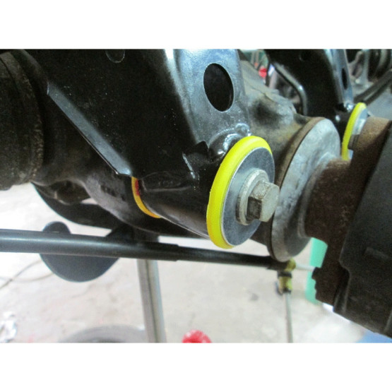 031598B: Rear diff front mounting bush