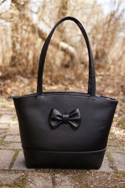 LAURA, musta kaunotar