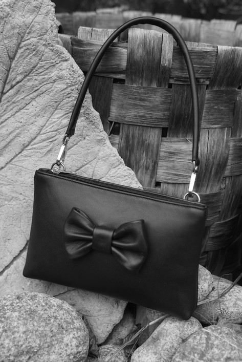 NAMI, musta nahkainen rusettilaukku