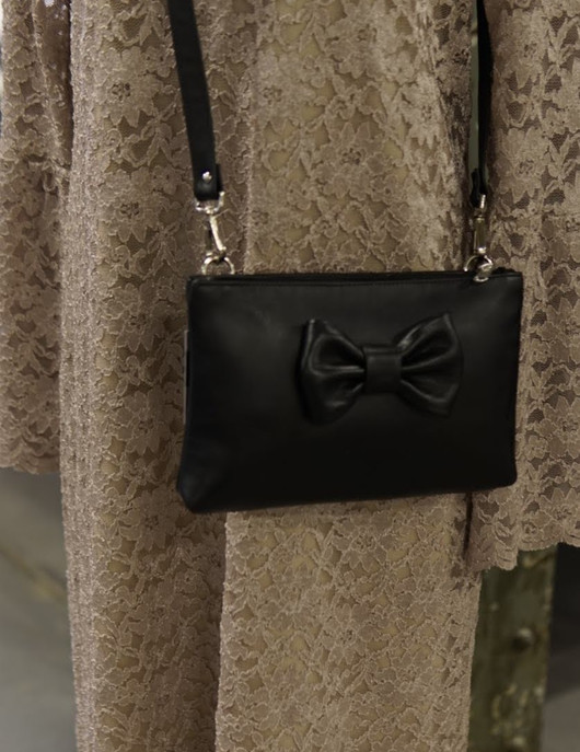 NAMI, musta nahkainen rusettilaukku