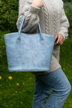 TANGO Vaaleansininen, tilava laukku.